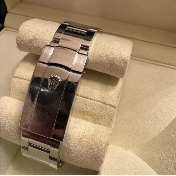 💯 Authentic Rolex Oyster Perpetual
Date 34mm - box and papers - Picture 2 of 8